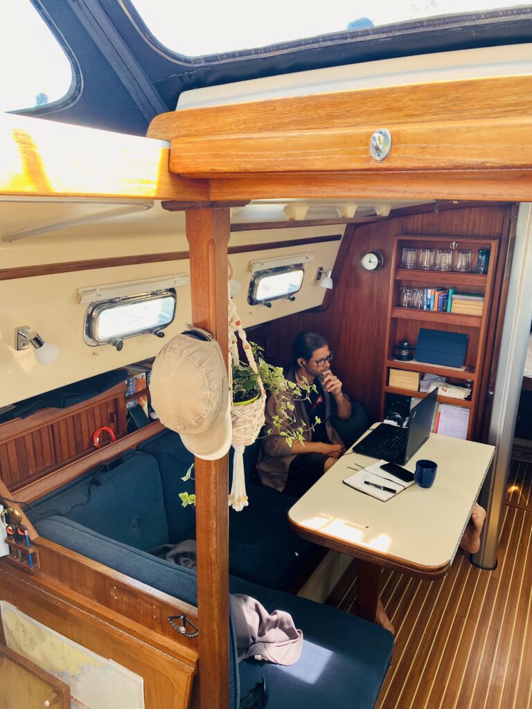 Meeting at anchor: remote work on the boat works well