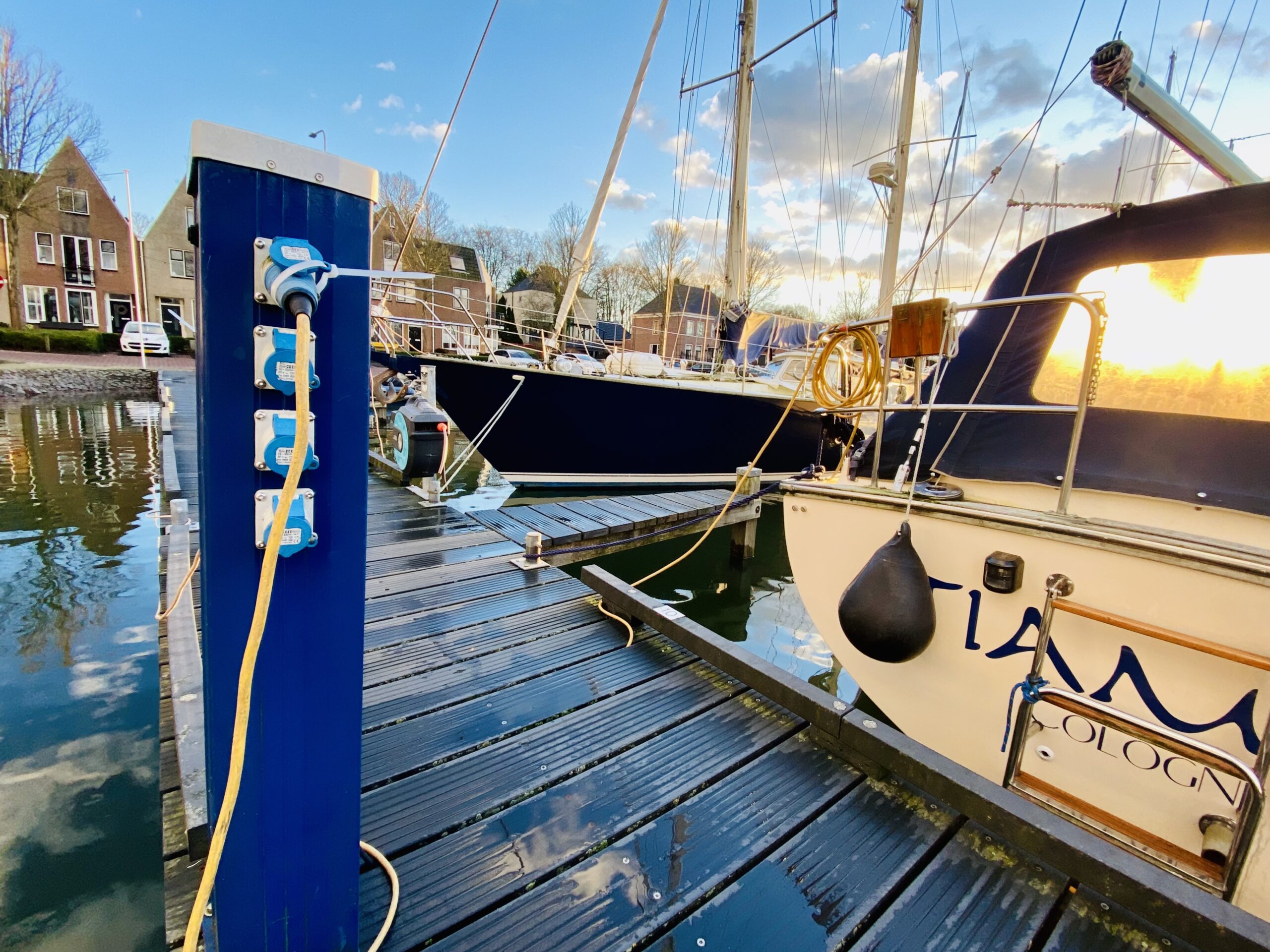 How much does living on a sailboat cost?